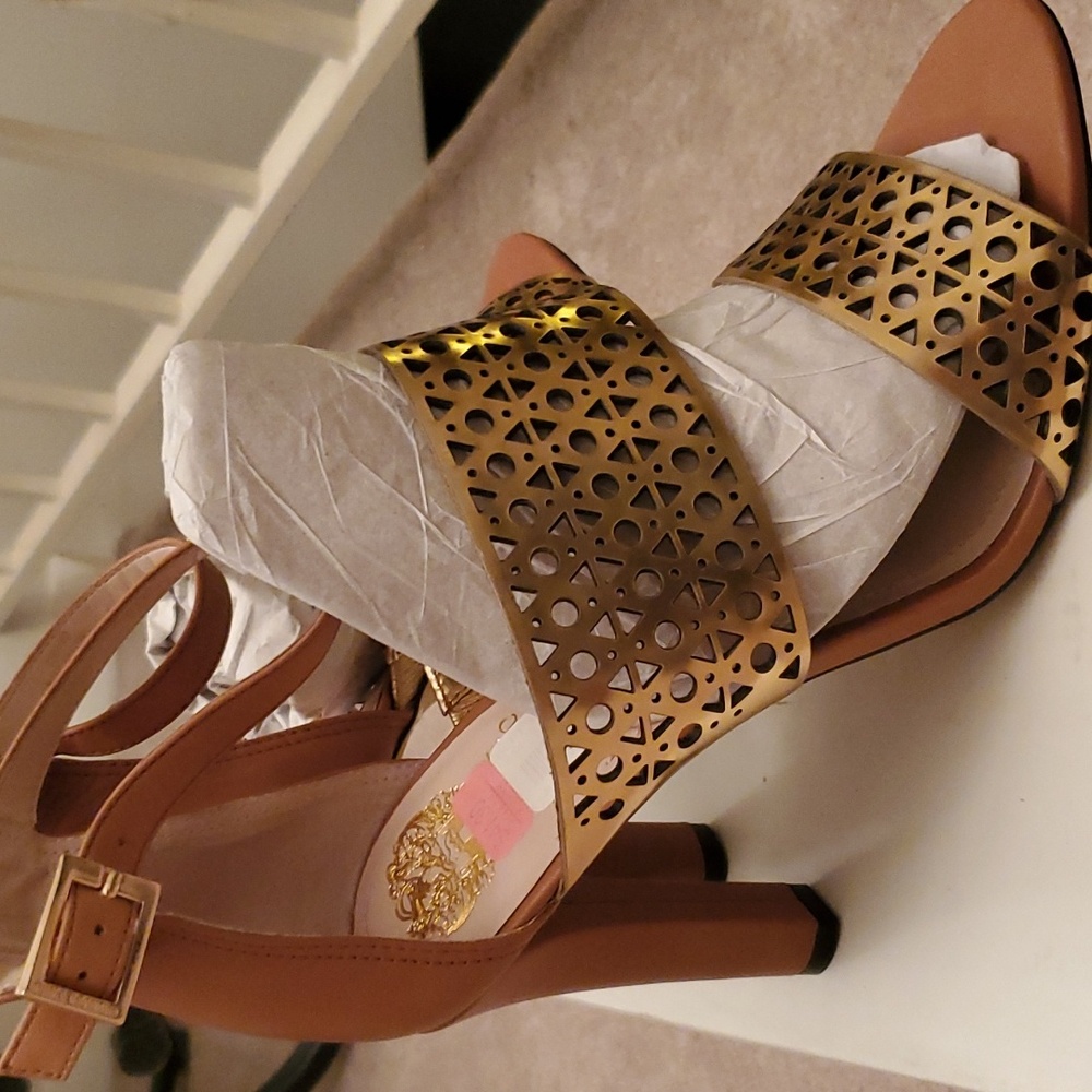 BRAND NEW VINCE CAMUTO GOLD/TAN HEELS - Picture 8 of 8